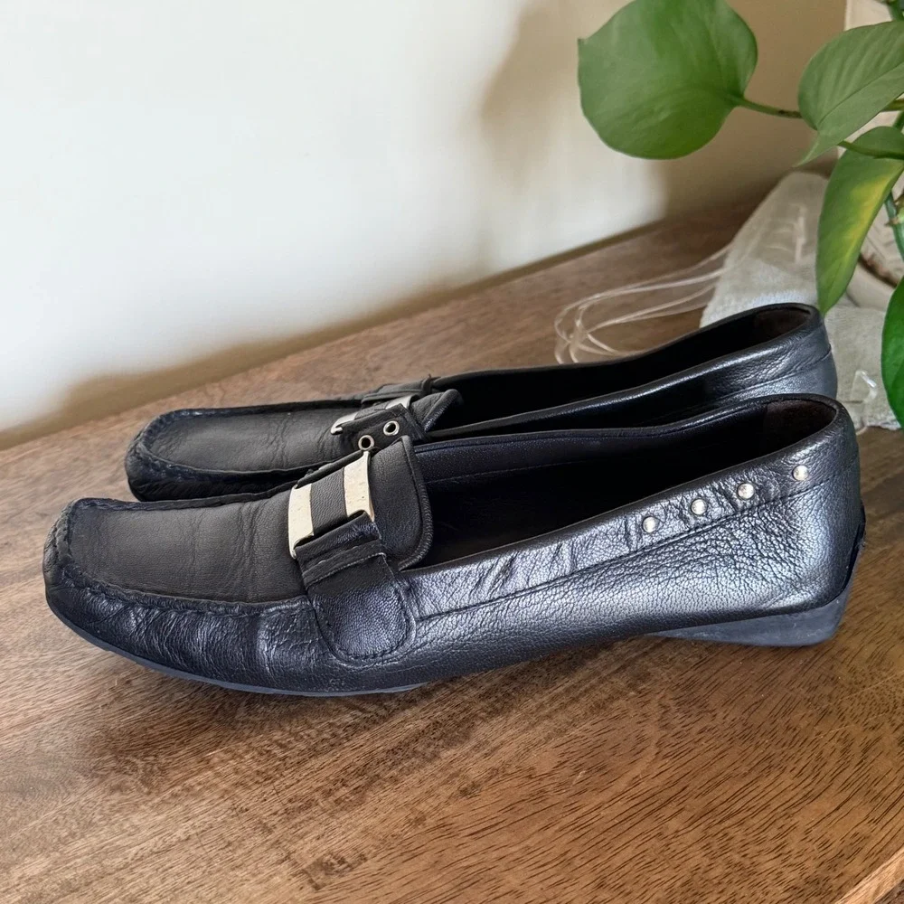 Stuart Weitzman Black Leather Loafer Women Size 8 SS Narrow Buckle Studs Classic